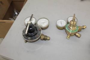 lot 591 image: Lot of (2) Compressed Gas Regulator Gauge Set  with Smith 4000psi, Flametech Ozygen Gas VWOR-22 4000psi