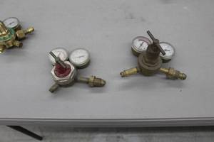 lot 592 image: Lot of (2) Compressed Gas Regulator Gauge Set