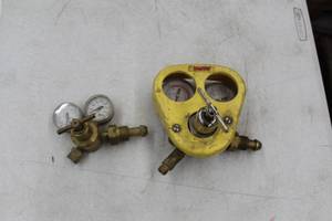 lot 594 image: Lot of (2) Compressed Gas Regulator Gauge Set  with Smith Acetylene Gas 30-150-510 400psi, 4000psi
