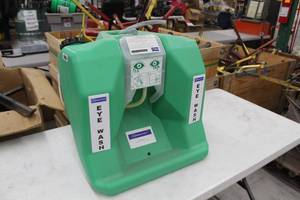 lot 662 image: VisionAid Commercial Eye Wash Station 21Wx19Dx21H