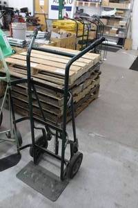 lot 678 image: Welding Dolly 4-wheel Green 19Wx19Dx49H