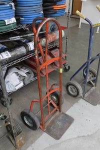 lot 689 image: Hand Truck 2-wheel Red 20Wx19Dx46H