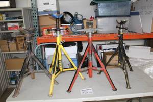 lot 713 image: Lot of (4) Pipe Stand V-head 24 Base