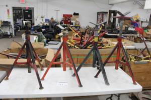 lot 715 image: Lot of (4) Pipe Stand V-head