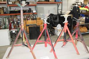 lot 714 image: Lot of (4) Pipe Stand V-head 24 Base