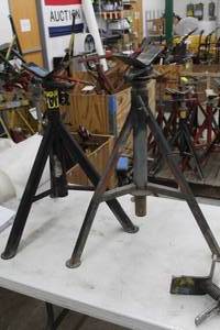 lot 723 image: Lot of (2) Pipe Stand V-head
