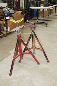 lot 725 image: Lot of (2) Ridgid Pipe Stand V-head