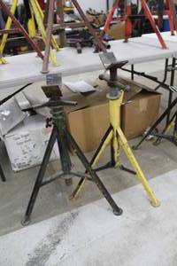 lot 729 image: Lot of (2) Sumner Pipe Stand V-head