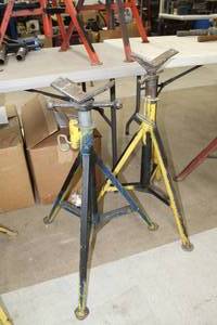 lot 730 image: Lot of (2) Sumner Pipe Stand V-head