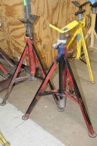 lot 736 image: Lot of (2) Sumner Pipe Stand V-head