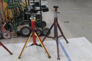 lot 739 image: Lot of (2) Pipe Stand V-head