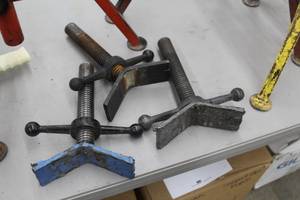 lot 746 image: Lot of (3) Sumner V-head Pipe Stand Head Assembly