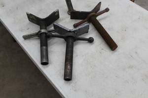 lot 747 image: Lot of (3) V-head Pipe Stand Head Assembly
