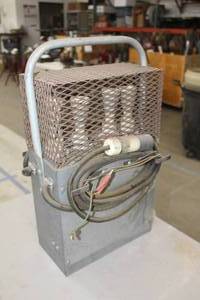 lot 753 image: Welder 13Wx10Dx21H