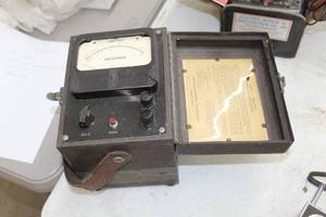 lot 769 image: Vintage 1943 Vibrotest U.S. Navy Type CV Megohm Meter 100Megohms-600V 218  with Case