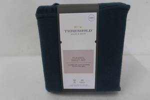 lot 656 image: Solid Flannel Sheet Set Queen - Threshold - Blue
