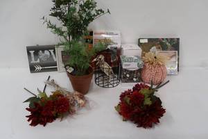 lot 600 image: Pallet of Miscellaneous Home Decor