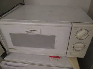 Small Goldstar Microwave...
