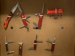 Vintage Lot of Swiss Army & Other Knives�
