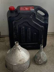 16 Quart�Drain Container & 2 Metal Funnels�