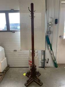 Antique Wood Coat Rack�