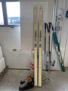 Travieso Skis, Shoes, Poles�