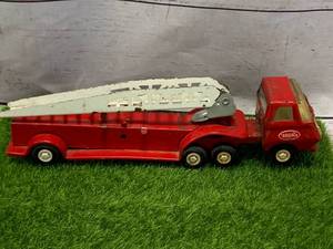 lot 1 image: Tonka Vintage Red Fire Ladder Truck