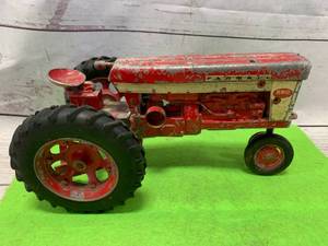 lot 3 image: Vintage International Farmall Mccormick 560 Tractor