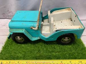 lot 10 image: Vintage Turquoise Tonka Jeep