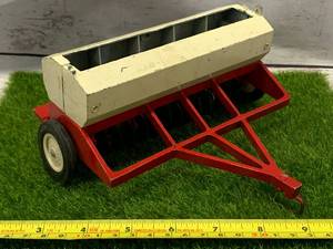 lot 23 image: Vintage 1973 Ertl International Grain Drill