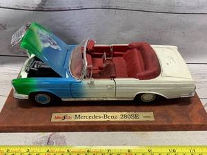 lot 30 image: Maisto 1966 Mercedes-Benz 280se