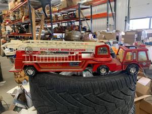 lot 33 image: Nylint Aerial Hook and Ladder Fire Truck