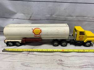 lot 35 image: Vintage Ertl Shell Oil Tanker Truck