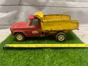lot 42 image: Tonka Vintage Red Yellow Dump Truck