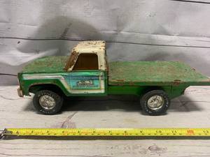 lot 44 image: Nylint Farms Green Flatbed Truck
