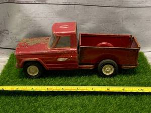 lot 72 image: Vintage Jeep Tonka