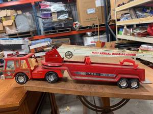 lot 73 image: Nylint Aerial Hook & Ladder Fire Truck