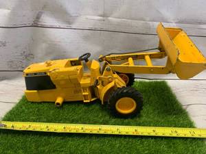 lot 78 image: Ertl John Deere Loader