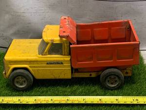 lot 84 image: Vintage Structo Dump Truck