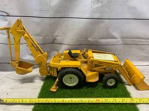 lot 85 image: 1970s Ertl International Harvester Backhoe STK #472