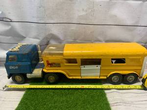lot 91 image: Vista Dome Horse Van Semi Truck