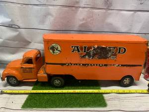 lot 105 image: Vintage Allied Van Lines Moving Truck