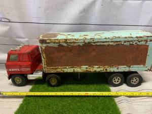 lot 117 image: Vintage Rusty Semi Truck & Van