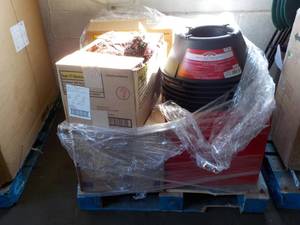 Pallet Lot of Xmas Gift Boxes, Scen...