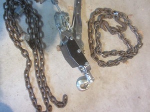 lot 420 image: Comalong, Chains