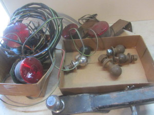 lot 429 image: Receiver Hitch, Balls, Light