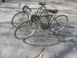 lot 493 image: Schwinn Bicycles, Pump