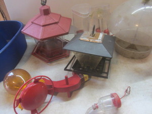 lot 495 image: Bird Feeders
