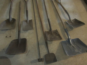 lot 498 image: Shovels