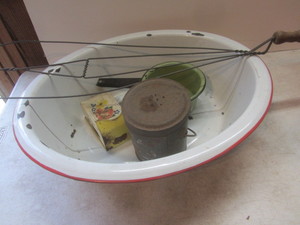 lot 517 image: Vintage Enamelware